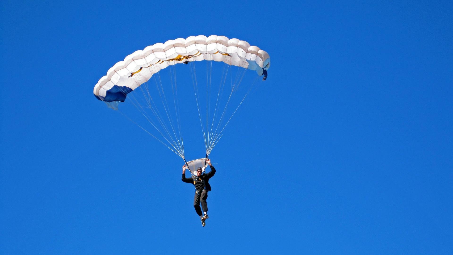 快船击败骑士乔治贡献关键防守，快船队乔治